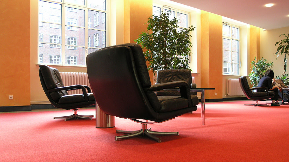 Lounge-Sessel auf rotem Teppichboden