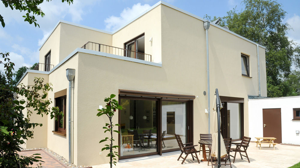Weißes, modernes Einfamilienhaus mit Flachdach