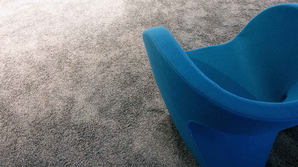 Teppichboden mit blauem Lounge-Sessel
